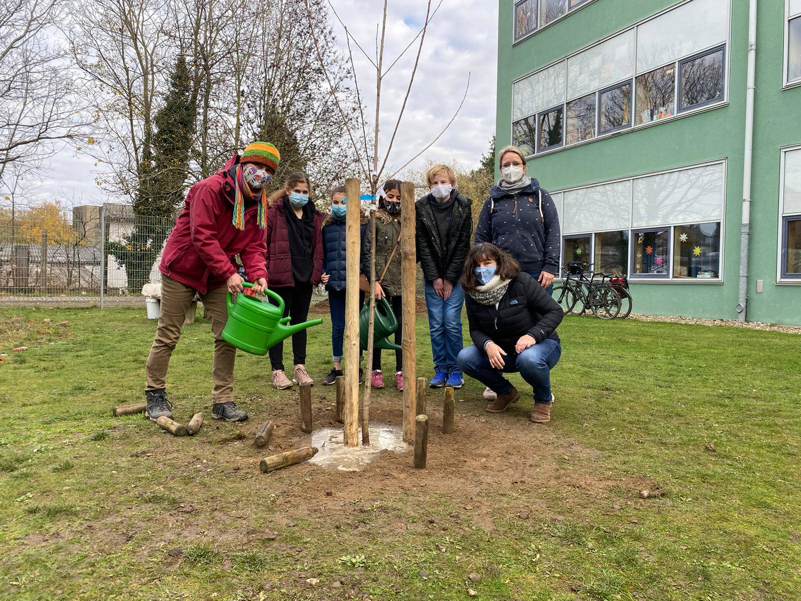 Baumpflanzaktion im Schulgarten